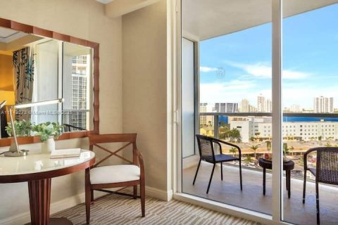 Condo in Sunny Isles Beach, Florida  № 2059876 - photo 6