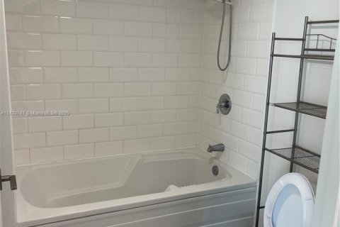 Condo in Miami, Florida, 2 bedrooms  № 1814642 - photo 27