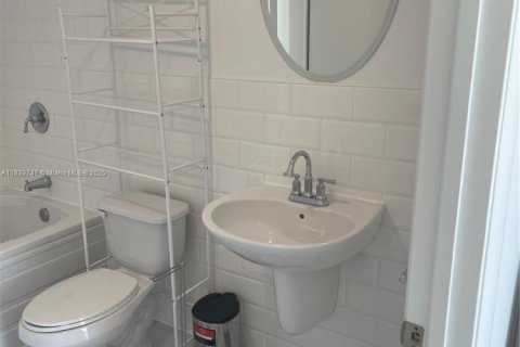 Condo in Miami, Florida, 2 bedrooms  № 1814642 - photo 13