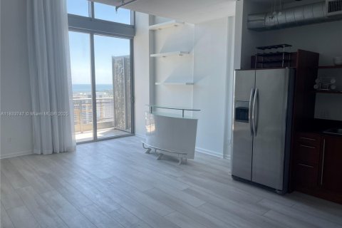 Condo in Miami, Florida, 2 bedrooms  № 1814642 - photo 1
