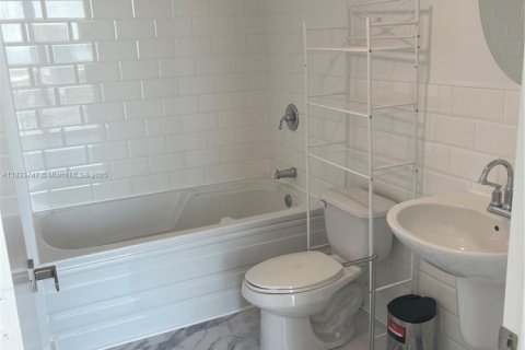 Condo in Miami, Florida, 2 bedrooms  № 1814642 - photo 12