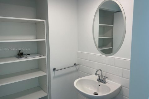 Condo in Miami, Florida, 2 bedrooms  № 1814642 - photo 26