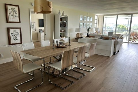 Condo à Pompano Beach, Floride, 3 chambres  № 2085784