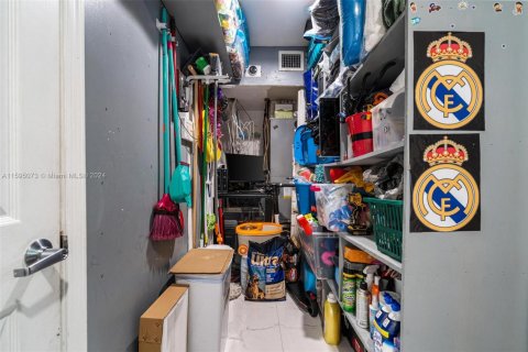 Casa en venta en Miami, Florida, 4 dormitorios, 177.26 m2 № 1959799 - foto 27