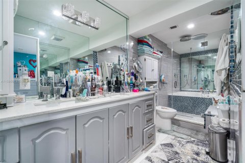 Casa en venta en Miami, Florida, 4 dormitorios, 177.26 m2 № 1959799 - foto 15