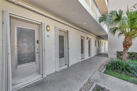 Condo in Hallandale Beach, Florida, 1 bedroom  № 1938513 - photo 3