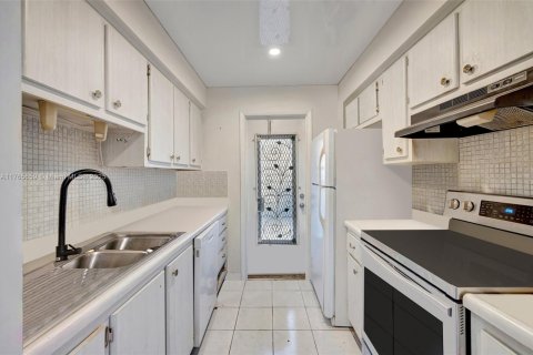 Condo in Hallandale Beach, Florida, 1 bedroom  № 1938513 - photo 6