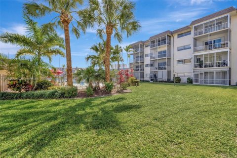 Condo in Hallandale Beach, Florida, 1 bedroom  № 1938513 - photo 14