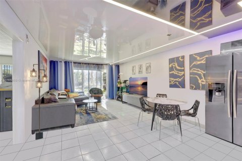 Condo in Hallandale Beach, Florida, 1 bedroom  № 1938513 - photo 5