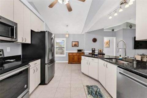 House in Port Charlotte, Florida 4 bedrooms, 190.64 sq.m. № 2403586 - photo 13