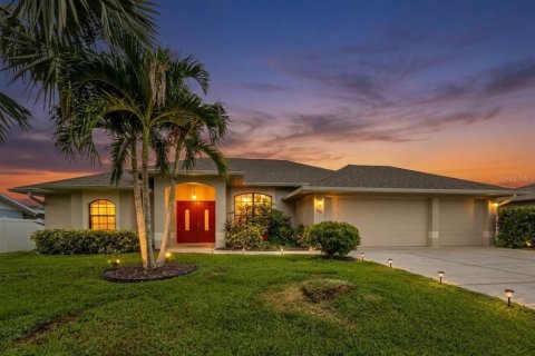 House in Port Charlotte, Florida 4 bedrooms, 190.64 sq.m. № 2403586