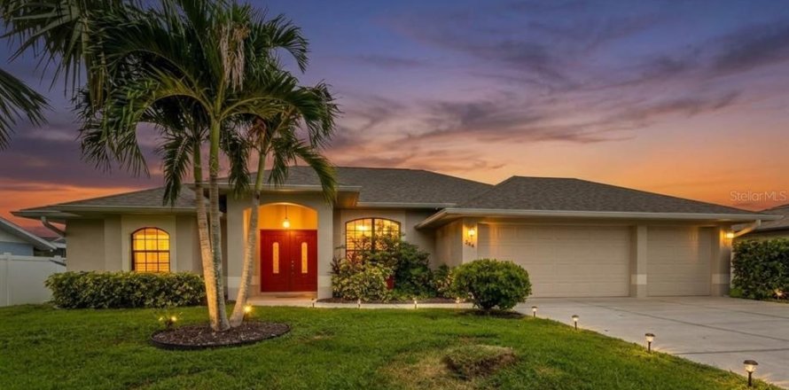 House in Port Charlotte, Florida 4 bedrooms, 190.64 sq.m. № 2403586