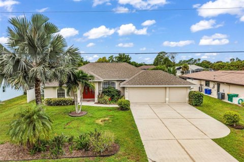 House in Port Charlotte, Florida 4 bedrooms, 190.64 sq.m. № 2403586 - photo 2