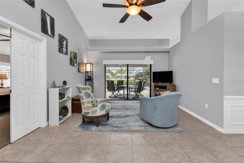 House in Port Charlotte, Florida 4 bedrooms, 190.64 sq.m. № 2403586 - photo 8