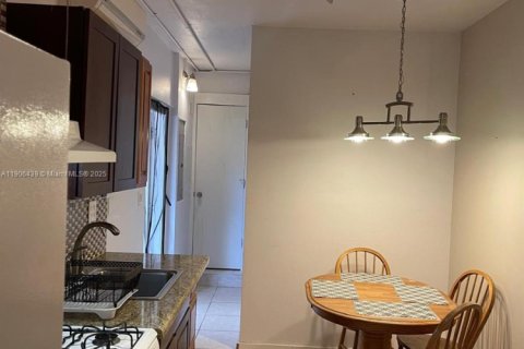 Commercial property in Miami, Florida 1 bedroom, 177.26 sq.m. № 1957173 - photo 1