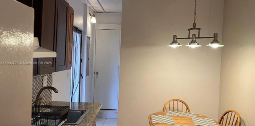 Commercial property in Miami, Florida 1 bedroom, 177.26 sq.m. № 1957173