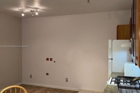 Commercial property in Miami, Florida 1 bedroom, 177.26 sq.m. № 1957173 - photo 4