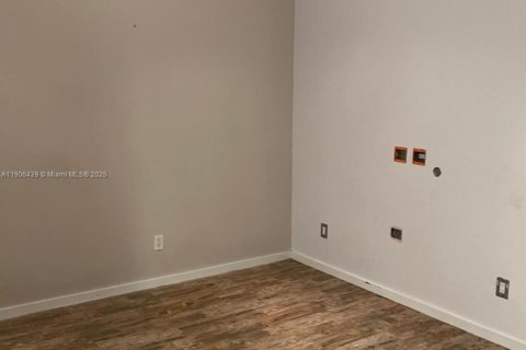 Commercial property in Miami, Florida 1 bedroom, 177.26 sq.m. № 1957173 - photo 7