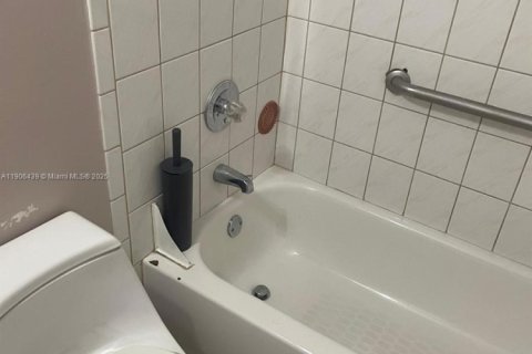 Commercial property in Miami, Florida 1 bedroom, 177.26 sq.m. № 1957173 - photo 11