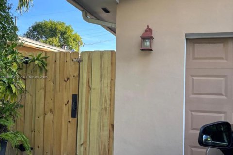 Снять в аренду коммерческую недвижимость в Майами, Флорида 1 спальня, 177.26м2, № 1957173 - фото 18