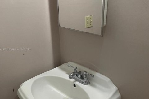 Commercial property in Miami, Florida 1 bedroom, 177.26 sq.m. № 1957173 - photo 12