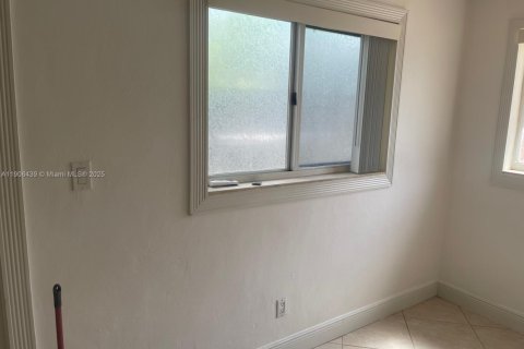 Commercial property in Miami, Florida 1 bedroom, 177.26 sq.m. № 1957173 - photo 8