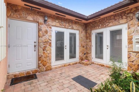 Casa en Miami, Florida 3 dormitorios, 167.6 m2 № 2030962