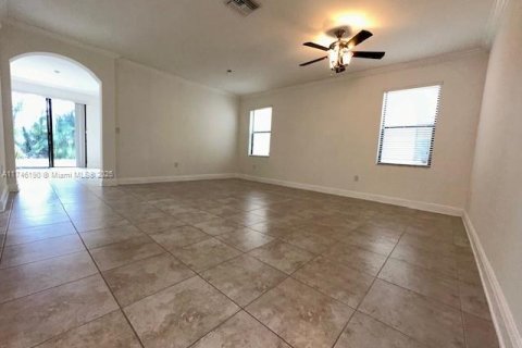 House in Hialeah, Florida 3 bedrooms, 217.86 sq.m. № 1781556 - photo 4