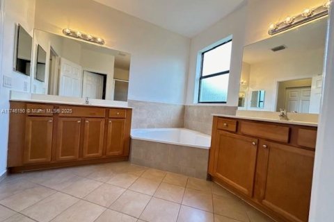 House in Hialeah, Florida 3 bedrooms, 217.86 sq.m. № 1781556 - photo 20