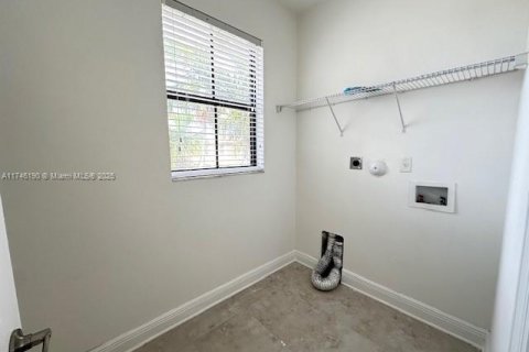 House in Hialeah, Florida 3 bedrooms, 217.86 sq.m. № 1781556 - photo 13