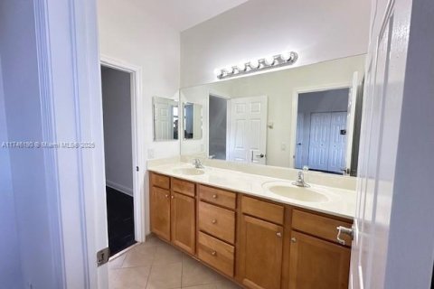 House in Hialeah, Florida 3 bedrooms, 217.86 sq.m. № 1781556 - photo 16