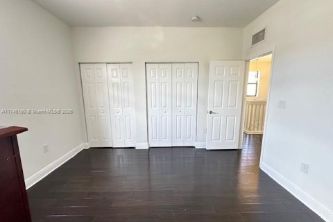 House in Hialeah, Florida 3 bedrooms, 217.86 sq.m. № 1781556 - photo 14