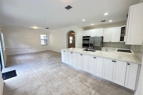 House in Hialeah, Florida 3 bedrooms, 217.86 sq.m. № 1781556 - photo 5
