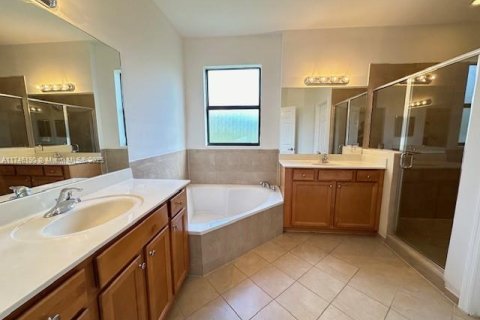 House in Hialeah, Florida 3 bedrooms, 217.86 sq.m. № 1781556 - photo 19