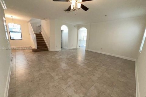 House in Hialeah, Florida 3 bedrooms, 217.86 sq.m. № 1781556 - photo 3