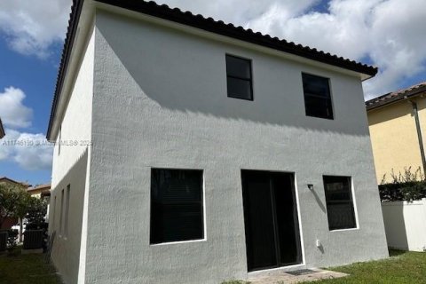 House in Hialeah, Florida 3 bedrooms, 217.86 sq.m. № 1781556 - photo 2