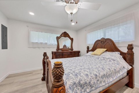 House in Port Charlotte, Florida 3 bedrooms, 122.91 sq.m. № 2410714 - photo 26