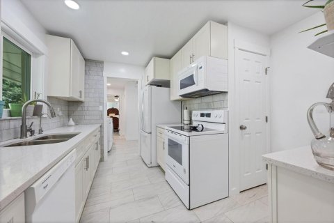 House in Port Charlotte, Florida 3 bedrooms, 122.91 sq.m. № 2410714 - photo 19