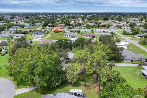 House in Port Charlotte, Florida 3 bedrooms, 122.91 sq.m. № 2410714 - photo 7