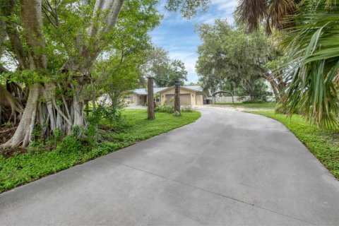 House in Port Charlotte, Florida 3 bedrooms, 122.91 sq.m. № 2410714 - photo 3
