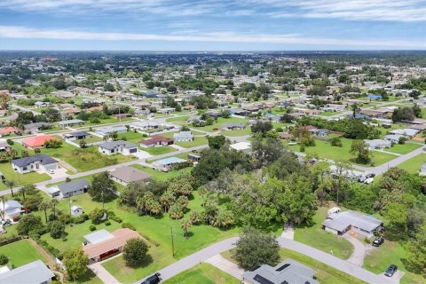 House in Port Charlotte, Florida 3 bedrooms, 122.91 sq.m. № 2410714 - photo 5