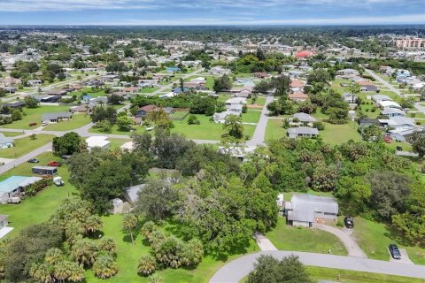 House in Port Charlotte, Florida 3 bedrooms, 122.91 sq.m. № 2410714 - photo 6