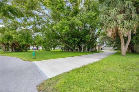 House in Port Charlotte, Florida 3 bedrooms, 122.91 sq.m. № 2410714 - photo 10