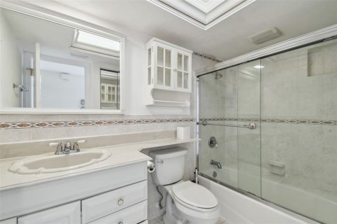Condo in Redington Shores, Florida, 3 bedrooms  № 1877441 - photo 17