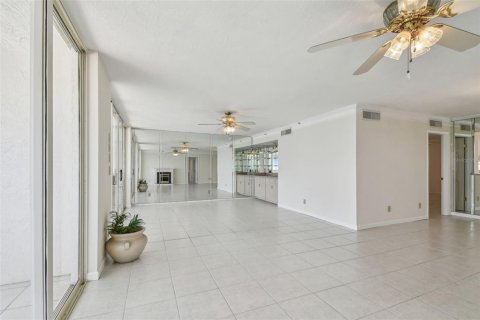Condo in Redington Shores, Florida, 3 bedrooms  № 1877441 - photo 23