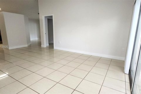 Снять в аренду виллу или дом в Майами, Флорида 3 спальни, 140.93м2, № 2004376 - фото 3