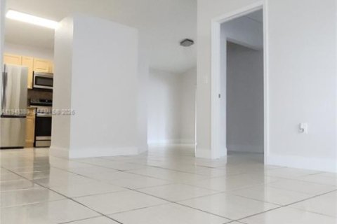 Снять в аренду виллу или дом в Майами, Флорида 3 спальни, 140.93м2, № 2004376 - фото 4