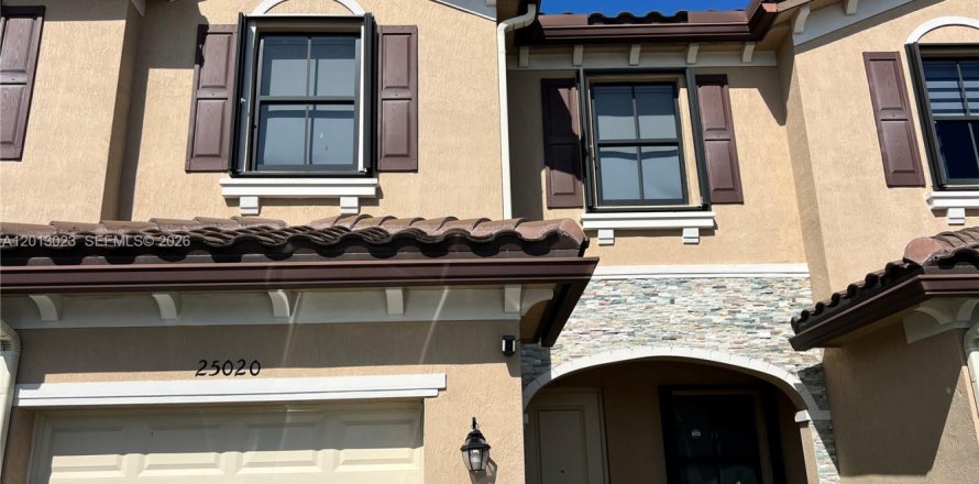 Townhouse in Homestead, Florida 3 bedrooms, 133.87 sq.m. № 2076114