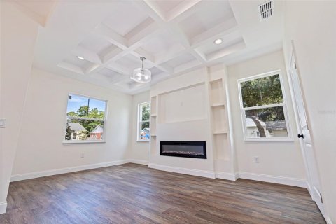 House in Saint Petersburg, Florida 3 bedrooms, 177.72 sq.m. № 2323035 - photo 4