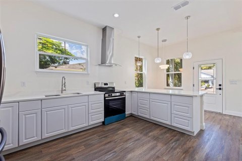 House in Saint Petersburg, Florida 3 bedrooms, 177.72 sq.m. № 2323035 - photo 8